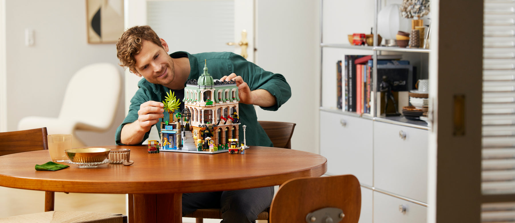 The LEGO Group celebra 15 años de construcción modular con el nuevo set LEGO® Hotel Boutique