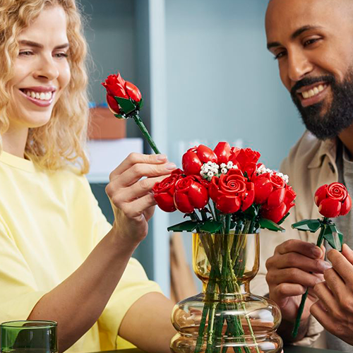 La colección botánica LEGO® florece con un ramo de rosas