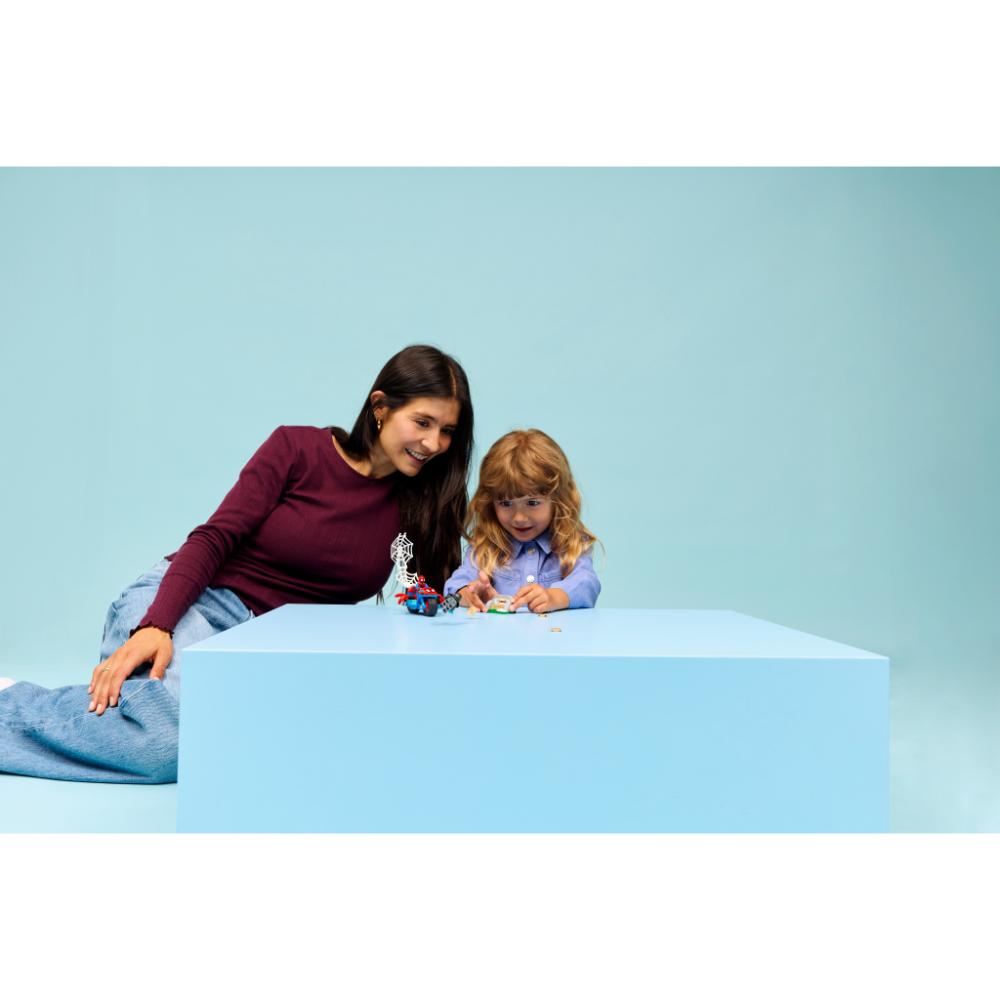 SPIDEY EN SU MOTO VS. RHINO