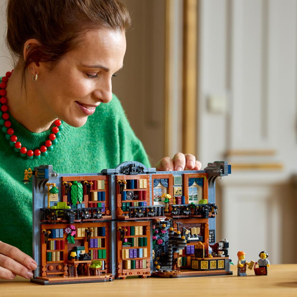LEGO®Icons: Bookshop Book Nook (11379)_013