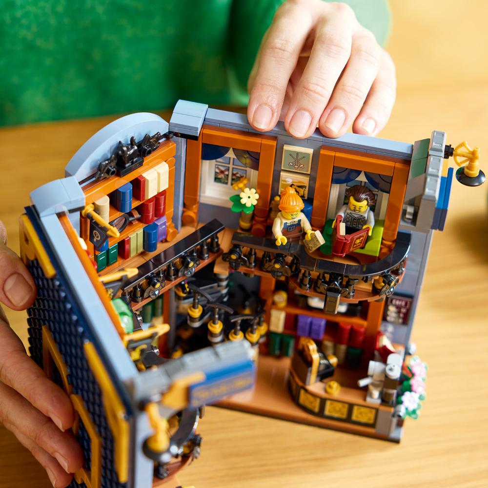 LEGO®Icons: Bookshop Book Nook (11379)_014
