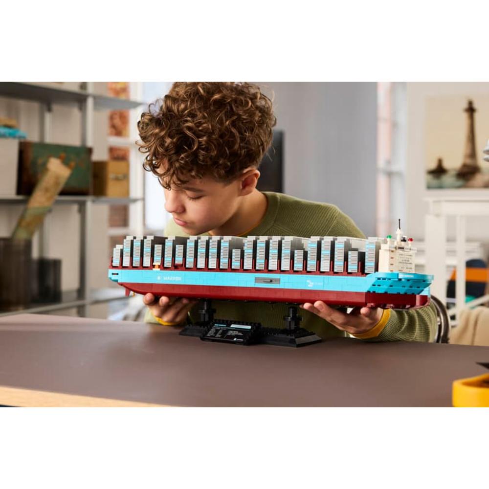LEGO®Extended Line: Buque Portacontenedores De Combustible Dual De Maersk (40955)_011