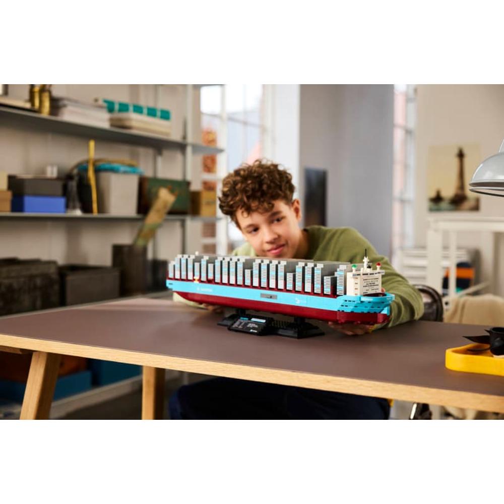 LEGO®Extended Line: Buque Portacontenedores De Combustible Dual De Maersk (40955)_010