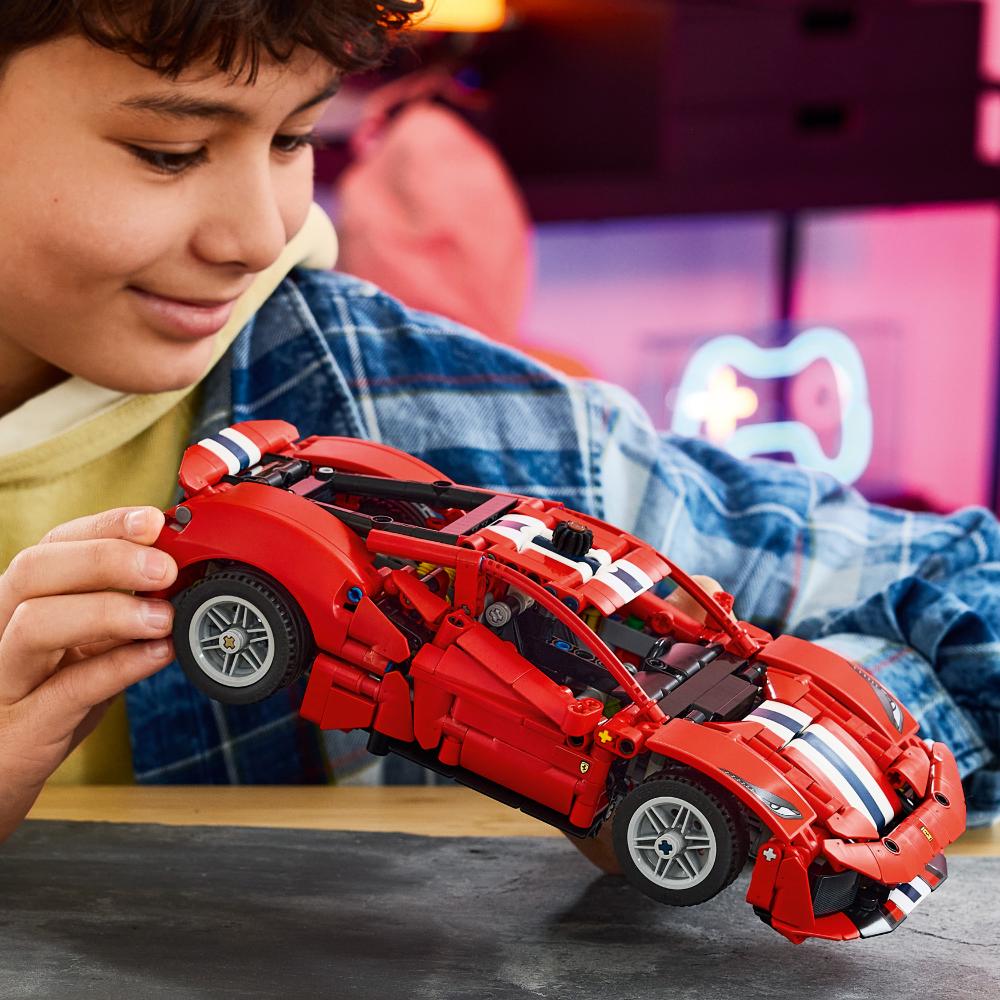 LEGO®Technic: Coche Ferrari 488 Pista (42235)_009