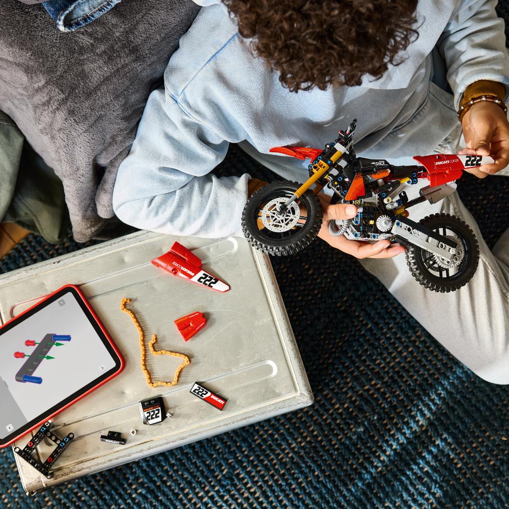 LEGO®Technic: Moto Ducati Desmo450 Mx Factory (42238)_008