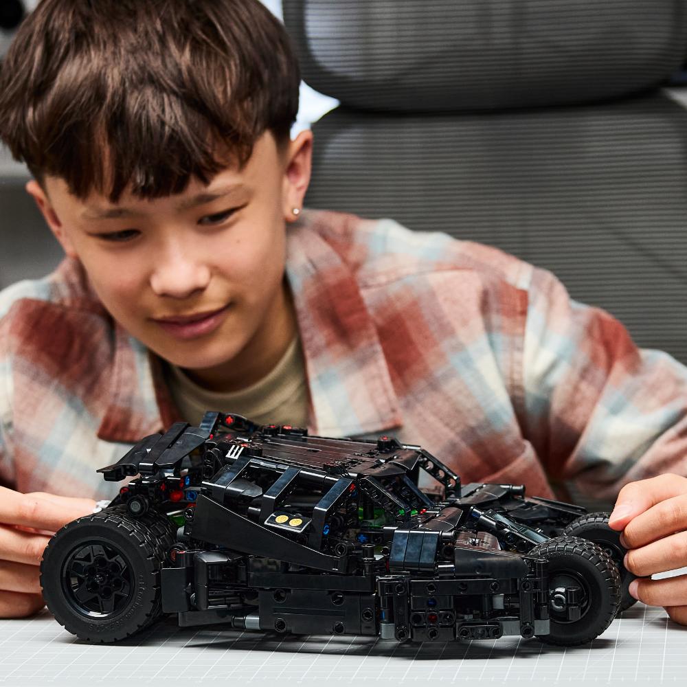 LEGO®Technic: Batmobile™ Tumbler (42239)_011