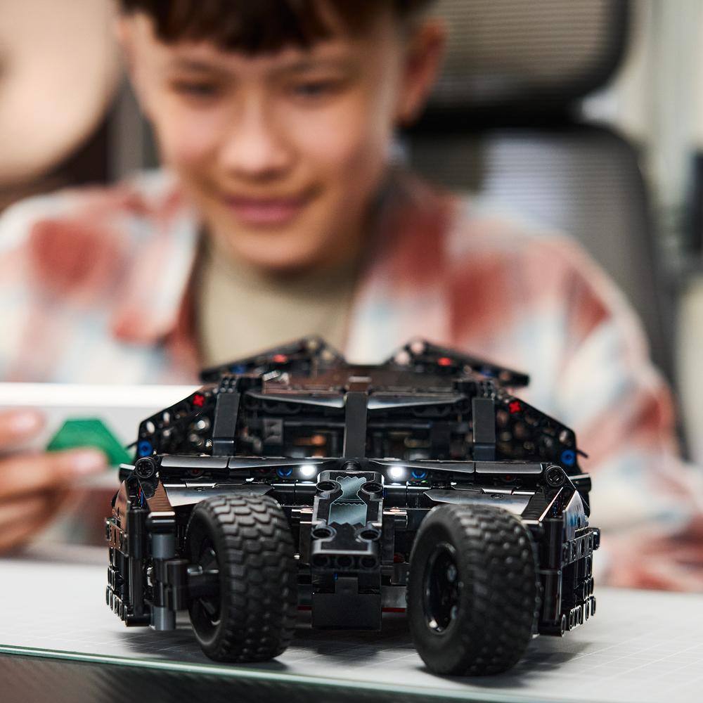 LEGO®Technic: Batmobile™ Tumbler (42239)_012