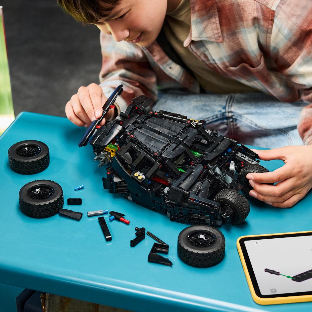LEGO®Technic: Batmobile™ Tumbler (42239)_010