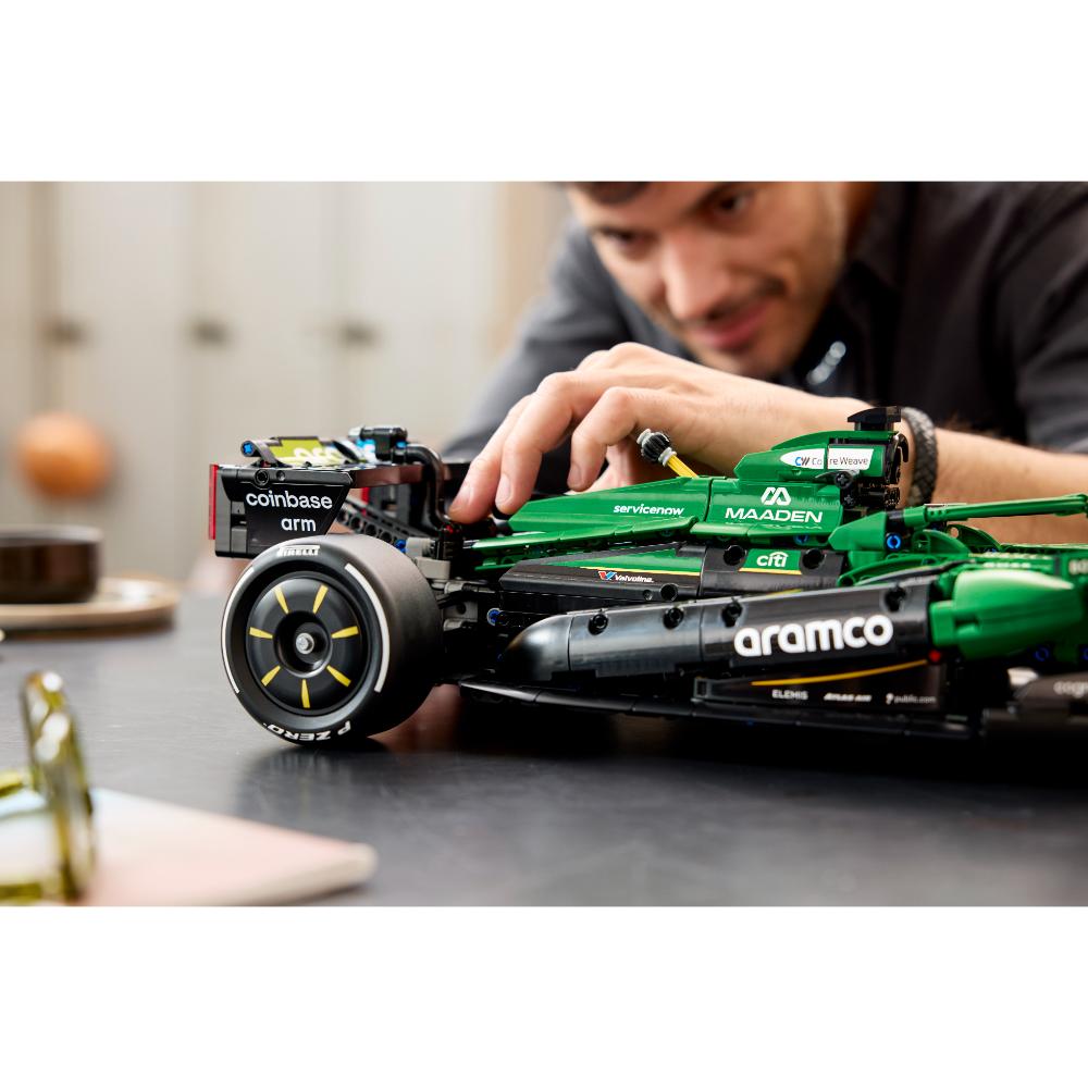 LEGO®Technic: Coche De F1® Aston Martin Aramco Amr25 (42240)_011