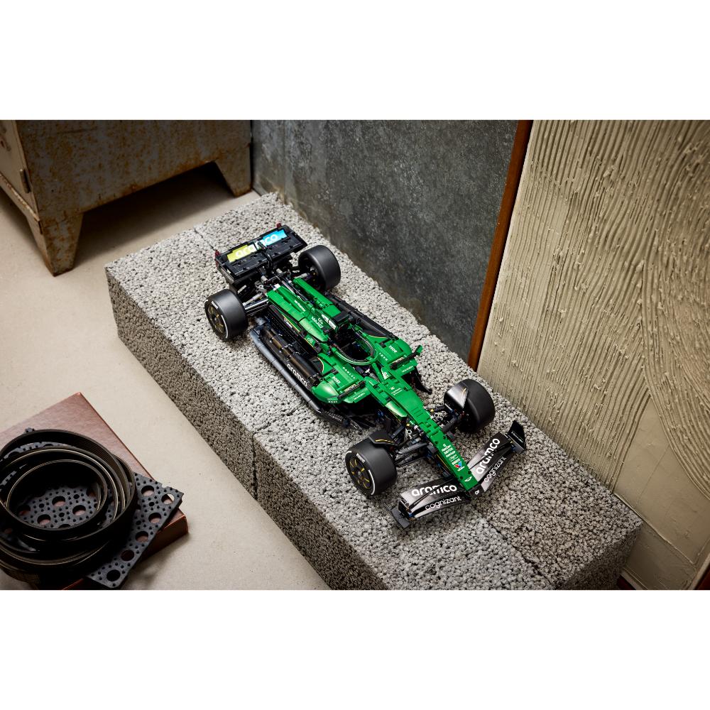 LEGO®Technic: Coche De F1® Aston Martin Aramco Amr25 (42240)_014