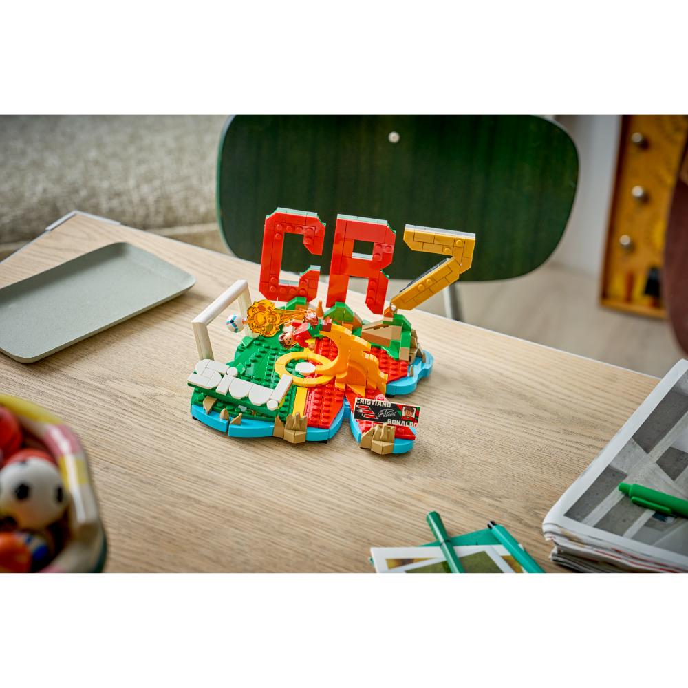 LEGO®Editions, Editions Sports: Cristiano Ronaldo: Fenómenos Del Fútbol (43012)_010