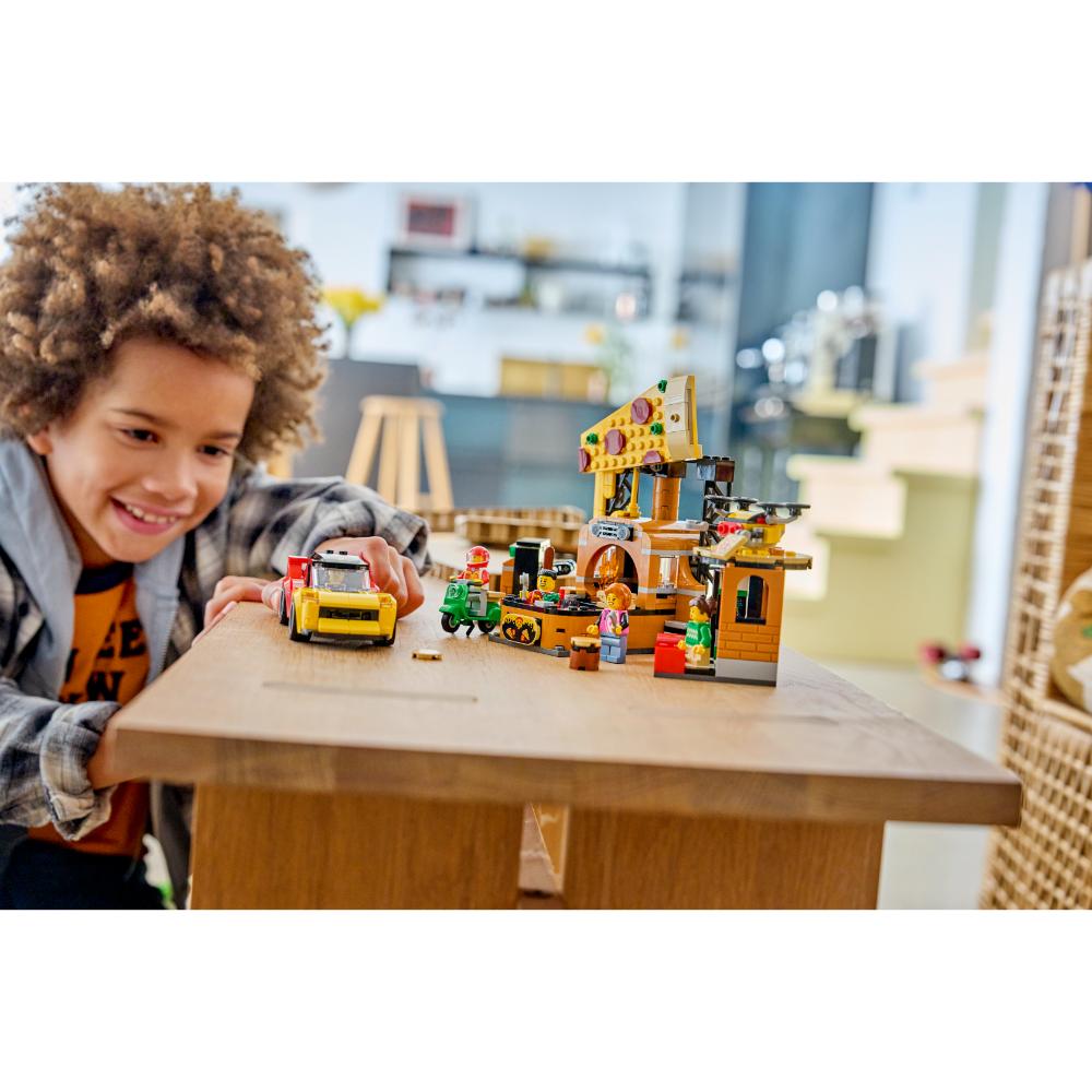 LEGO®City: Experiencia De Pizza A Domicilio Con Vehículos (60496)_011