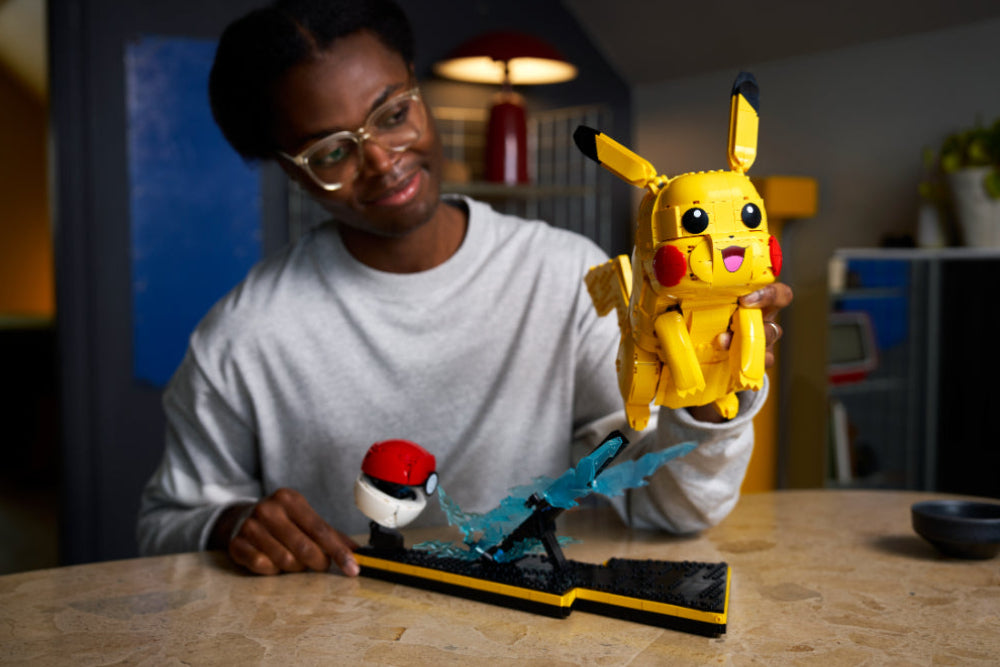 PIKACHU Y POKÉ BALL