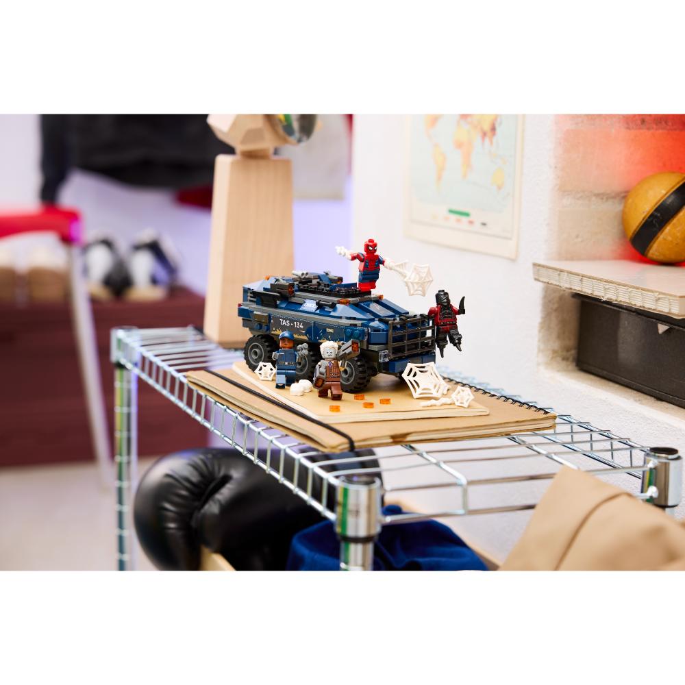 LEGO®Superheroes: Spider-Man: Persecución Del Furgón Penitenciario (76349)_011