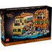 Caja del set LEGO® Ideas Riviera Italiana (21359) que muestra un pintoresco pueblo pesquero inspirado en la región de Liguria, con coloridos edificios, una heladería, un mercado de pescado, una tienda de buceo y un pescador en su barco. Incluye 10 minifiguras LEGO y detalles arquitectónicos típicos del Mediterráneo.