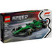 Caja del set LEGO® Speed Champions Aston Martin Aramco F1® AMR24 (77245) que muestra el monoplaza verde del equipo Aston Martin Aramco de la temporada 2024 de Fórmula 1. El modelo incluye detalles auténticos como el halo móvil, alerón trasero, suspensión de doble horquilla, calcomanías de los patrocinadores y llantas traseras con la inscripción Pirelli. También incorpora una minifigura de un piloto con traje de competencia del equipo Aston Martin Aramco F1® y casco con alas. 