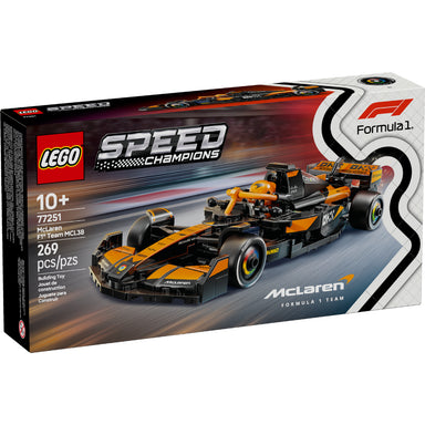 Caja del set LEGO® Speed Champions McLaren F1® Team MCL38 (77251) que muestra el monoplaza naranja y negro del equipo McLaren de la temporada 2024 de Fórmula 1. El modelo incluye detalles auténticos como el halo móvil, el alerón trasero, la suspensión de doble horquilla, calcomanías de patrocinadores y llantas traseras con la inscripción Pirelli. Contiene una minifigura del piloto McLaren con traje de competencia y casco con alas. Ideal para construir, jugar o exhibir como pieza de colección.