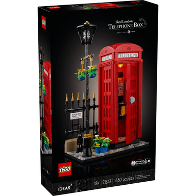 Caja del set LEGO® Ideas Cabina Telefónica Roja de Londres (21347) que muestra la cabina K2 roja con banqueta adoquinada, farol, canastas florales y valla. Interior personalizable con teléfono de disco o estilo años 80 y brick de luz activable en el techo; modelo de exhibición para adultos de 1460 piezas que también puede usarse como soporte para celular.